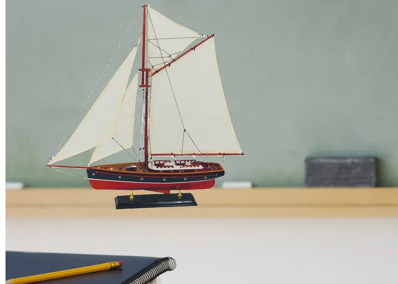 Dekorative Yacht, Segelschiff, Schiffsmodell Segelyacht aus Holz mit Stoffsegeln