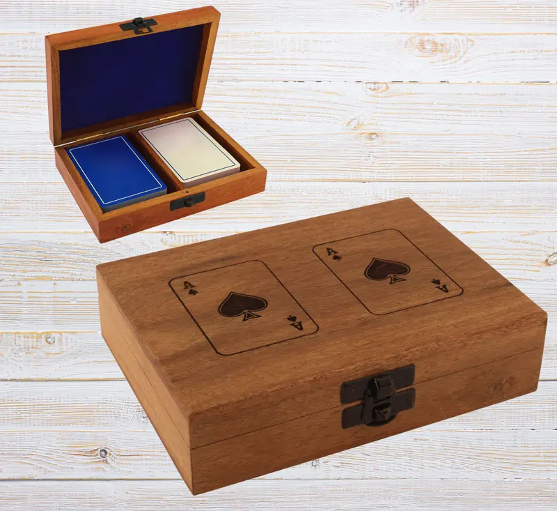 Doppeltes Kartenspiel in Holzbox mit Klappdeckel und Lasergravur - Spielkartenbox