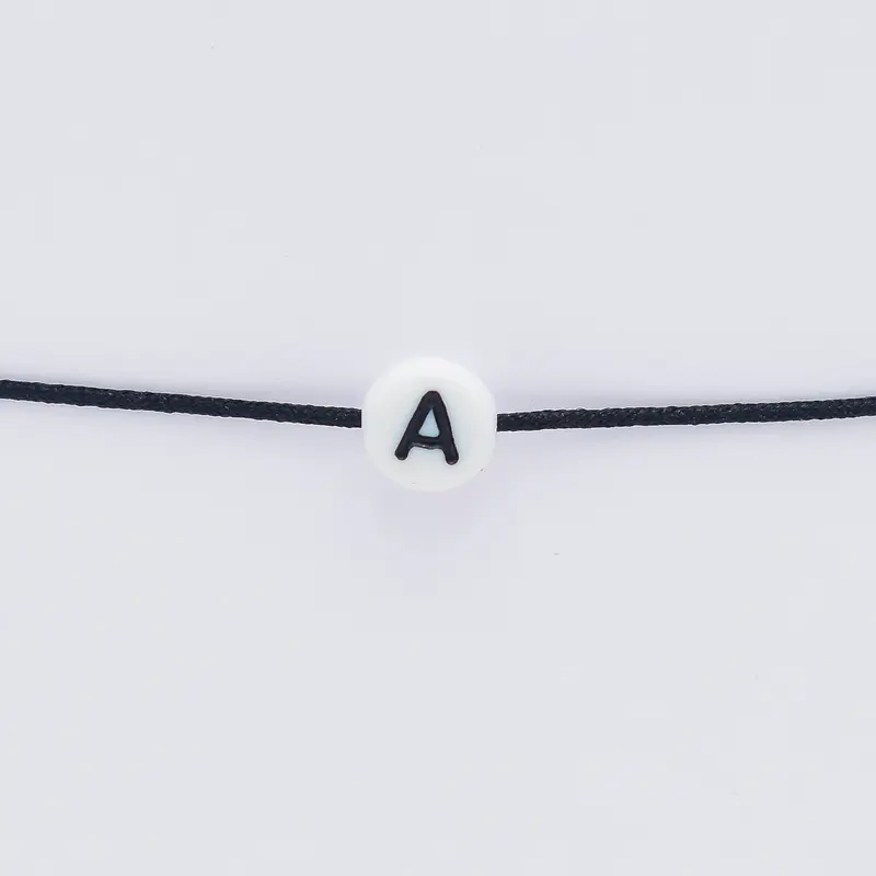 Einzigartiges Armband mit Buchstaben – Schwarz & Weiß