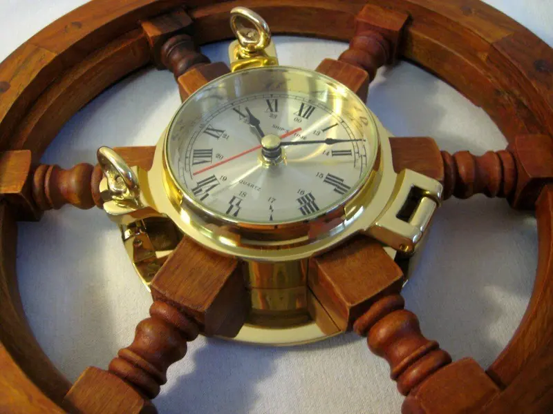 Exclusiv- Steuerrad mit massiver Bullaugenuhr- Holz/Messing 45 cm