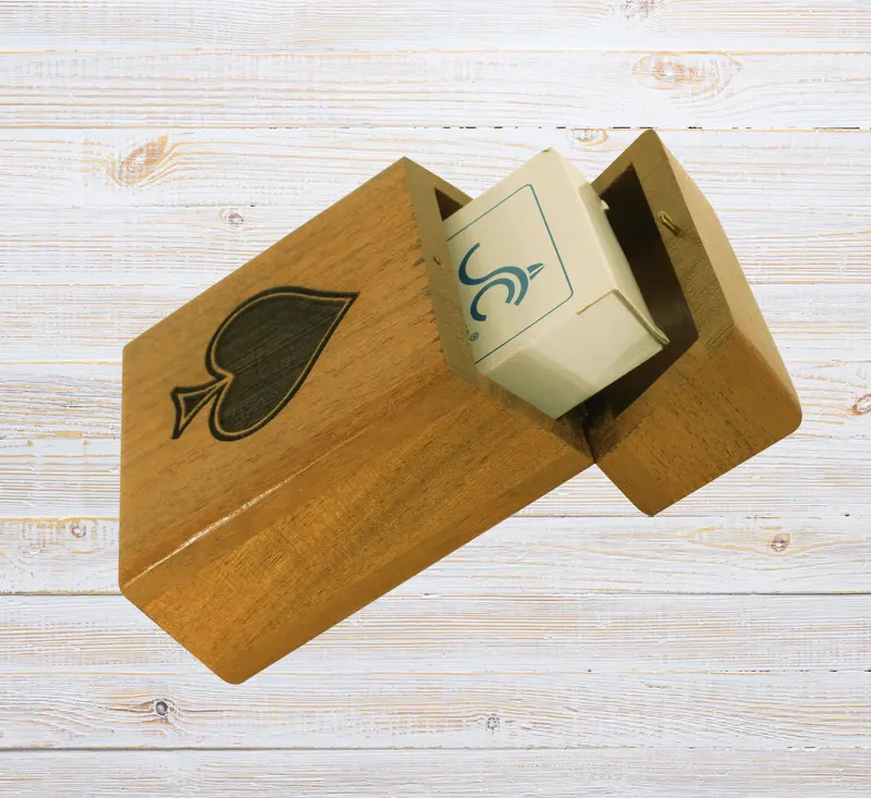 Kartenspiel in Holzbox mit Klappdeckel und Lasergravur