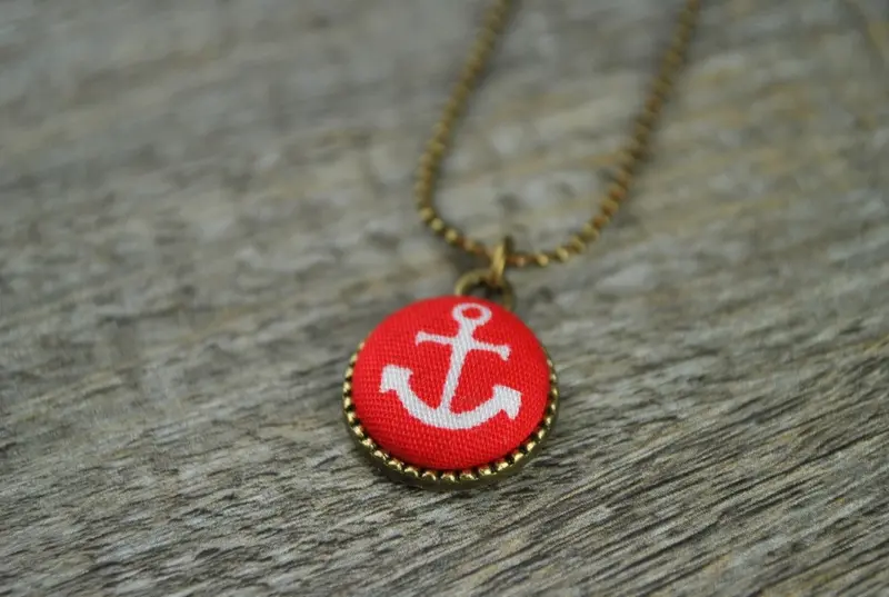 Kette mit Anker und Stoff in Rot
