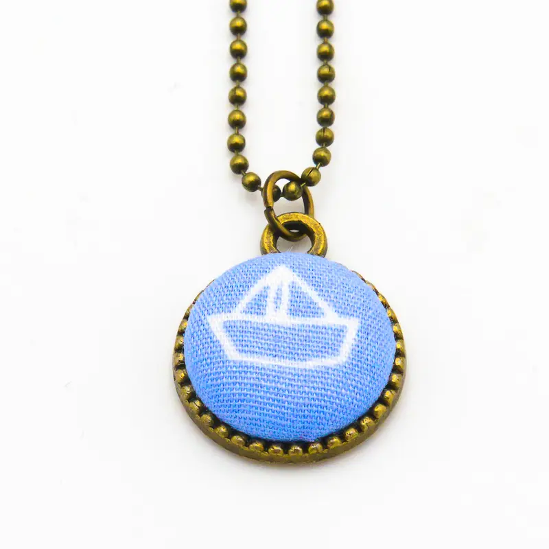 Kette mit Boot und Stoff in Hellblau