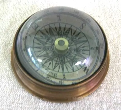 Kompass unter gewölbter Kuppel aus Glas- Antikmessing