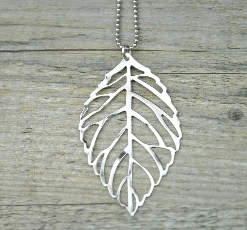 Kugelkette mit großem Blatt-Anhänger in Silber