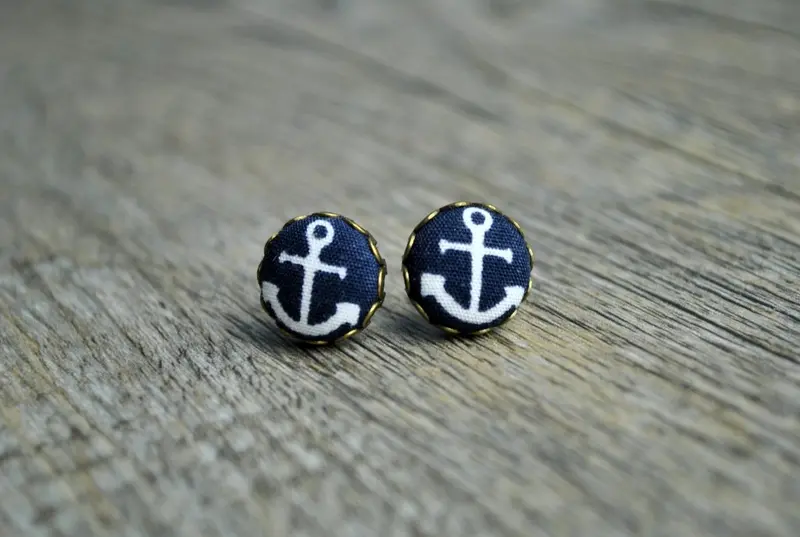 Ohrstecker aus Stoff mit Anker Dunkelblau