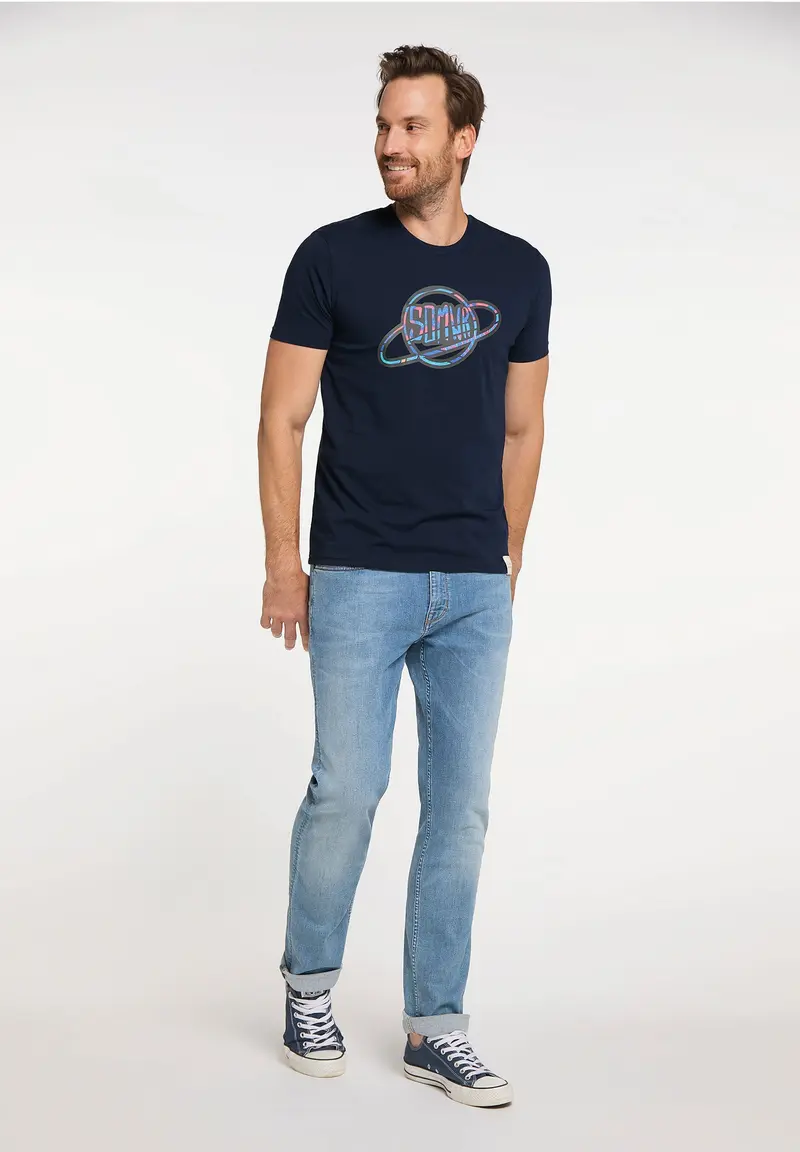 SURROUND TEE
